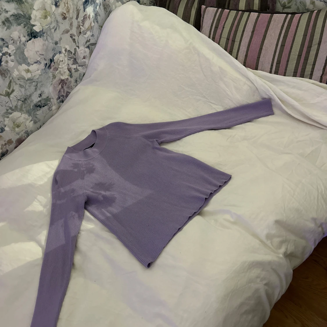 Lila ribbad tröja