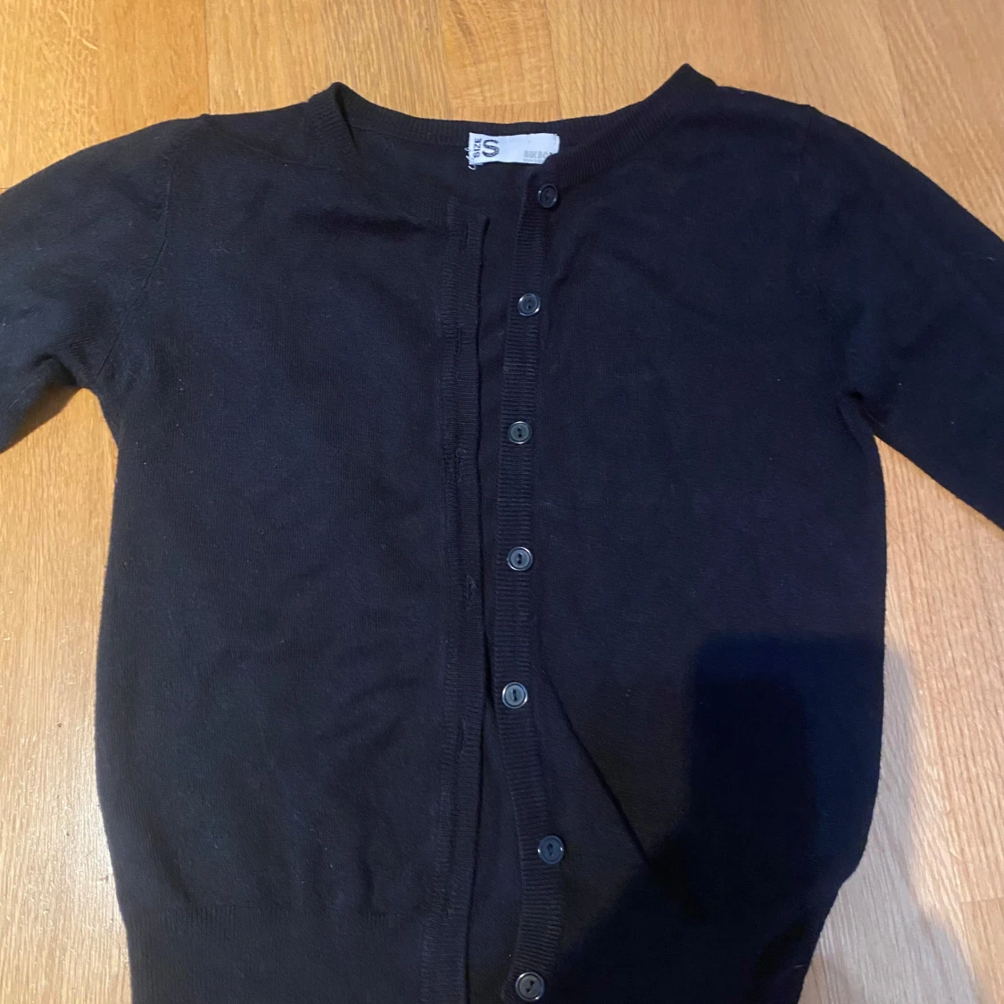 Svart kofta med knappar