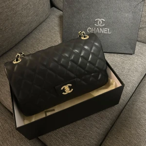 Svart axelväska  - Nytt skicka. Aldrig använd.