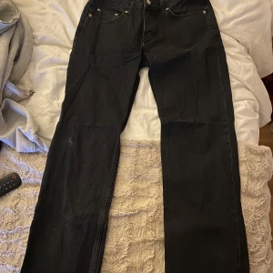 Svarta jeansbyxor - Low waist  jeans från lager 157 med rak passform, anvönda fåtal gånger. :)