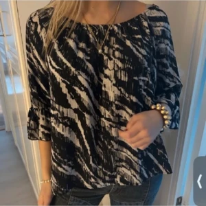 Mönstrad blus - Snygg svart och vit blus med zebramönster och trekvartsärmar!!