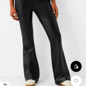 Svarta skinnbyxor - Säljer dessa suupersnygga skinnbyxorna från bershka som är helt nya, endast testade en gång, tyvärr va de för små💓storlek xs i kortare modell