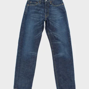 Blå jeans från Levi's - Säljer ett par klassiska blå jeans från Levi's med fem fickor och knappgylf. Perfekta för en avslappnad stil. De har en rak passform och är tillverkade i slitstarkt denim.
