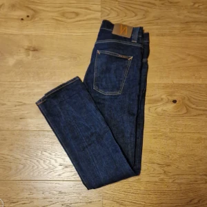 Nudie Grim Tim jeans - Perfekt julklapp då dom är i stort sett oanvända. Supersnygga mörkblå tvätt. Använda 1 ggr, för trånga för mig. W30 * L34. 