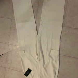 Vita byxor, NY MED PRISLAPP NAKD - Snygga vita byxor med en stilren design. Perfekta för en minimalistisk look. De har en rak passform och är tillverkade i ett bekvämt material.