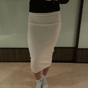 Vit ribbad kjol - Snygg vit ribbad kjol från Zara med tight passform. Kjolen går en bit under knäna och har en stilren design. Den är bekväm och enkel att matcha med olika toppar. Har aldrig använt kjolen så den är i nytt skick, men har tyvärr tagit bort prislappen. Kjolen är i storlek S💓tror nytt pris på kjolen var ca 30€