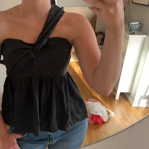 Svart topp - Fin svart topp perfekt till fest eller middagar!