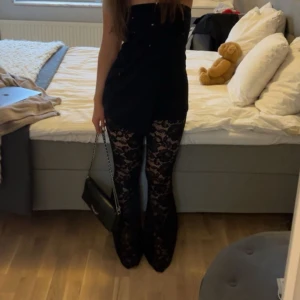 Spetsbyxor  - Super snygga spetsbyxor som är perfekta till fest, storlek xs-s💕använda två utgångar