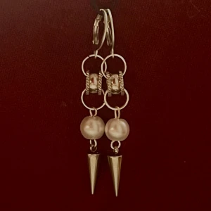 SNYGGASTE nitörhängen i silver - SNYGGASTE örhängena i silver!! Pärlan är vit och nitarna är mina favoriter! Köp antingen genom Plick (plicks frakt pris) eller genom kuvert 15 kr (mindre säkert). Frågor, pris, annat går alltid att diskutera 🥰🥰❤️kolla mina andra annonser!! 