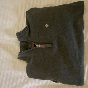 Morris Halfzip Oliv Grön  - Skysst morris halvzip i färgen Olivgrön. Skick 9/10 inga defekter. Hör av dig om du vill ha fler bilder eller har frågor!