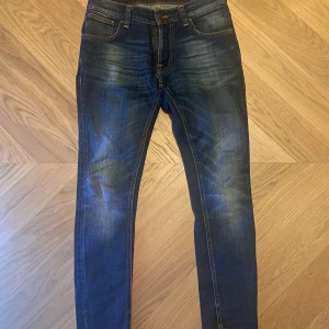 Nudie jeans - Snygga Nudie Jeans i modell tight terry storlek 30/30 riktigt fet wash. De har en slim passform och är tillverkade i slitstarkt denim. Hör av dig vid fler frågor eller funderingar!