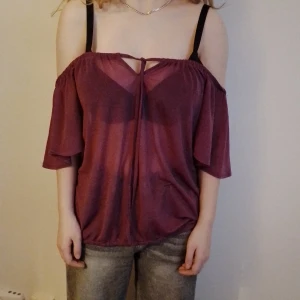 Röd/Lila Genomskinlig Topp - Röd/lila genomskinlig topp från H&M i storlek s. Dom 2 första bilderna är utan säkerhetsnålar och dom andra två med säkerhetsnålar. Katt finns I hemmet