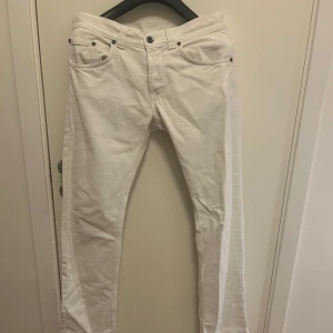 Vita jeans från Dondup - Snygga vita jeansbyxor från Dondup. Byxorna har en rak passform och är perfekta för en stilren look.