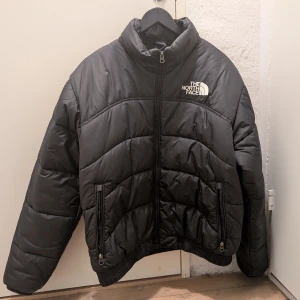 Svart pufferjacka från The North Face - Snygg och varm The North Face pufferjacka i svart, i nyskick!  Den har knappt använts och är perfekt för kalla vinterdagar.