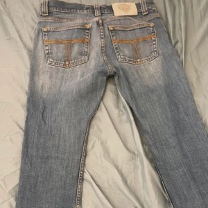 Blå jeans med slitningar - Blå jeans, säljer för att de var lite för korta men annars har de har en normal passform.