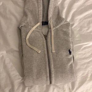 Grå hoodie från Ralph Lauren - Säljer min sjukt feta Ralph lauren hoodie för 600kr. Den är fint skick! Bara att höra av er vid fler frågor!