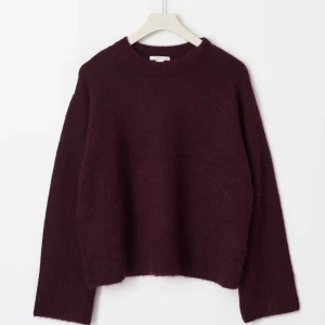 Vinröd stickad tröja❤️ - En jätte fin vinröd stickad tröja ifrån Young Gina i storlek 170, nästan aldrig använd kanske 2 gånger. Inga defekter❤️ skriv vid intresse eller fler bilder