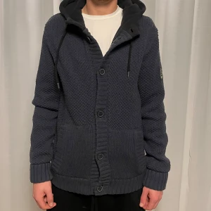  Stickad fodrad cardigan kofta - Riktigt snygg fodrad stickad cardigan i fin färg.  Perfekt nu till vintern då fodret av fleece gör den varm. Den är i bra skick, storlek L. Skriv vid minsta intresse 😀