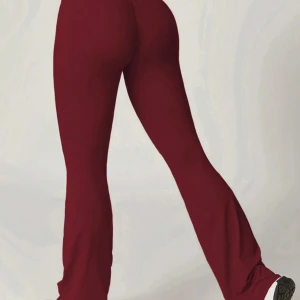 Vinröda bootcut byxor - Snygga vinröda bootcut byxor med hög midja. Perfekta för träningen. Tillverkade i ett mjukt och stretchigt material för bästa komfort😍👌🏼😘