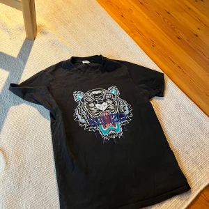 Kenzo T-Shirt - bra skick - Snygg svart t-shirt från Kenzo. Bra skick. storlek: Small