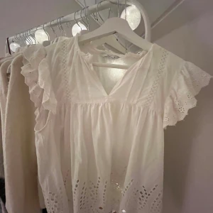 Vit blus/topp - Så fin topp som är super fin till olika tillfällen. Storlek M men passar som S, XS, har vanligt vis xs men den är liten i storleken