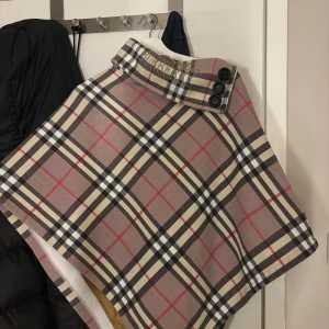 Snygg ponsho  - Super cool och unik burberry ponsho, aldrig använd. !Inte säker på om den ör äkta!