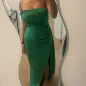 Grön axelbandslös klänning - Jätte fin klänning 