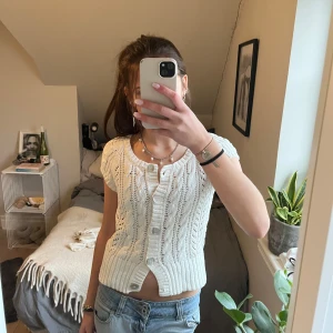 Vit stickad kofta med knappar - Säljer en söt vit stickad kofta från The Limited. Den har korta ärmar och stora knappar framtill. Kom privat för flera bilder!