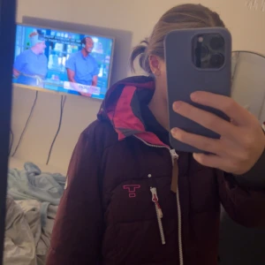 Vinter jacka - Säljer denna mörk lila vinter jackan från tenson då den inte kommer till användning längre💕jätte fin och skönt varmt material, använts fåtal gånger