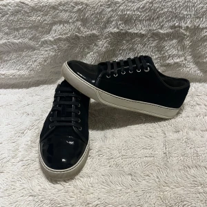 Lanvin skor - Lanvin cap toe | grymt skick | minimala defekter på toecap men märks inte vid användning | inget og | uk 8 | svarta/marinblå | fraktar via PostNord på köparens bekostnad | hör av dig vid intresse!