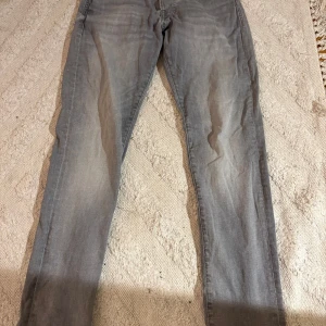 Gråa jeans - Snygga gråa jack and Jones jeans i modellen slim Glenn. Storleken är 28/32. Knappt använda!