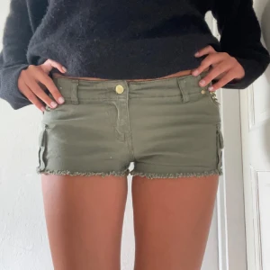 Lågmidjade khaki shorts - Såå snygga perfekt om man åker utomlands över julen ❤️🎅🏻 38 cm tvärs över, postar inom 24 h❤️ Klicka gärna på köp nu ❤️
