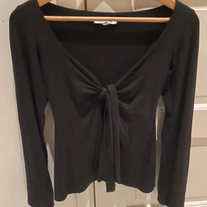 Designbysi top - Säljer min Designbysi top i modell Maddy, i storlek xs/s. Har använts fåtal gånger och kommer inte längre till användning. Toppen är i bra skick. Kontakta för föer bilder🫶🏻