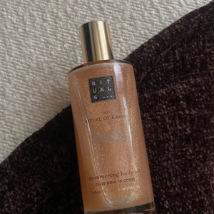 Shimmering Body Oil från Rituals - Säljer en lyxig Shimmering Body Oil från Rituals, i doften The Ritual of Karma. Endast lite är använt, så det är ungefär 90% kvar i flaskan. Ord. Pris 269kr