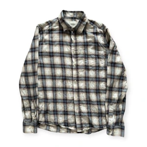 Rutig skjorta från Dobber - Snygg rutig skjorta från Dobber i mjuk bomull. Skjortan har en klassisk krage och knappar framtill. Passar som S. I fint skick.