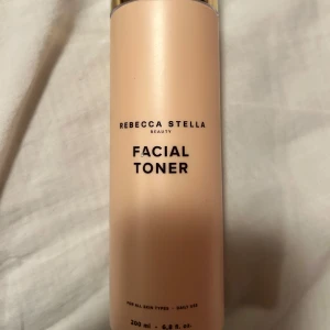 Facial Toner från Rebecca Stella - Facial Toner från Rebecca Stella i en stilren flaska. Passar alla hudtyper och är perfekt för daglig användning. Innehåller 200 ml. Testad fåtal gånger, i princip full flaska.
