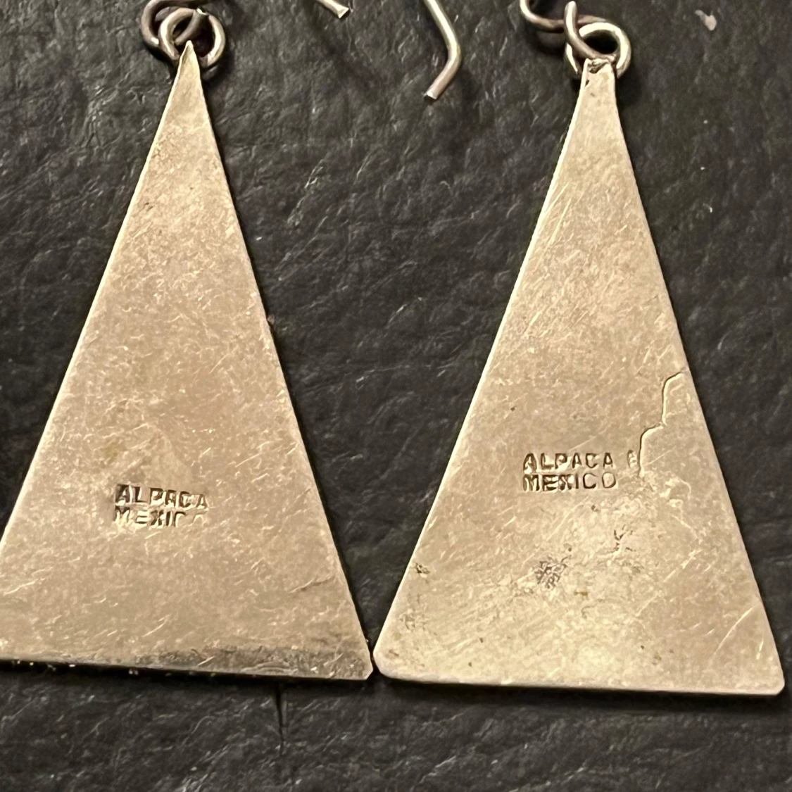 Triangulära örhängen med pärlemor och svart mönster - 93