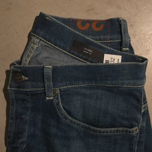 Blå jeans från Dondup - george skinny fit - Feta blåa george jeans från Dondup! Skön blå färg på dessa. Perfekta skinny jeans. Skicket på dessa är 9/10, har används sparsamt ett antal gånger. Skriv gärna om du har några frågor. 🙏