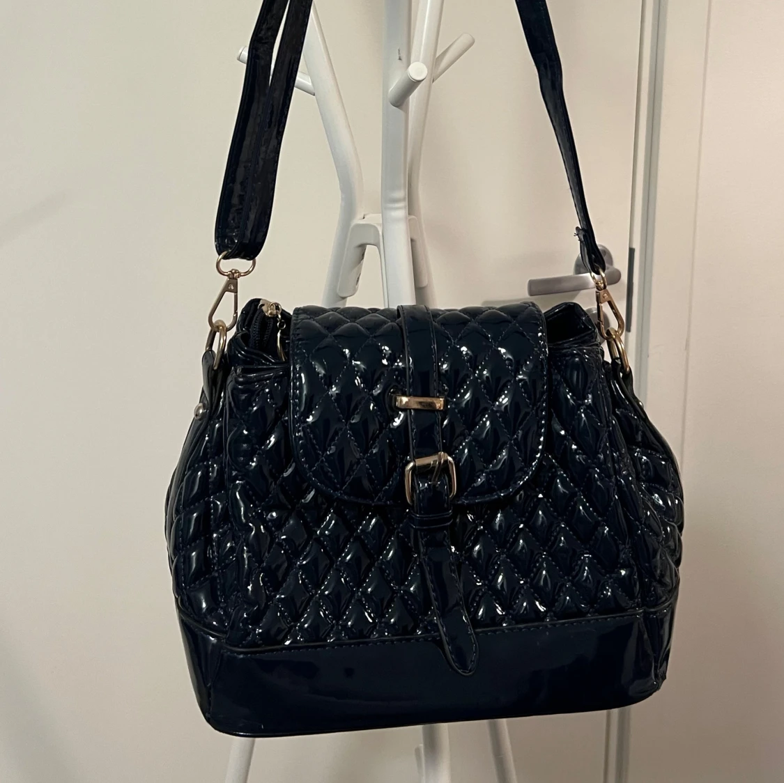 Mörkblå quiltad axelväska