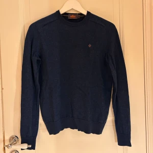Mörkblå ulltröja från Morris - Säljer en stilren mörkblå tröja från Morris 