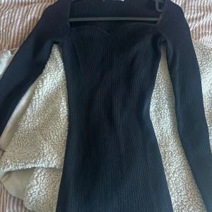 Adoore liknande klänning  - En figurnära passform i ribbat material! Sitter så snyggt på. Passar XS-S 