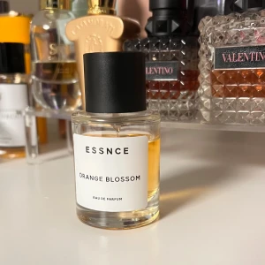 Essnce Orange Blossom Eau de Parfum -  Vill du dofta marshmallow-sött och pudrigt på ett sensuellt sätt? Då måste du testa Orange Blossom! Denna oförglömliga parfym är inspirerad av Kilian Paris Love Don't be Shy som länge varit Rihannas favoritdoft. Använt cirka 5 ml-10ml av 50 ml. Gillar du oriana kommer du gilla dennaToppnoter - Bergamot, neroli & rosepeppar Hjärtnoter - Kaprifol, ros, apelsinblomma, iris och jasmin Basnoter - Socker, vanilj, karamell, amber och mysk Doftfamilj - Blommig gourmand