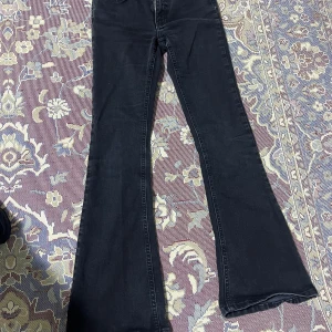Svarta bootcut jeans - Snygga svarta bootcut jeans dom är lågmidjade och ganska fina att ha på ger kroppen en ganska fin form på låren och rumpan
