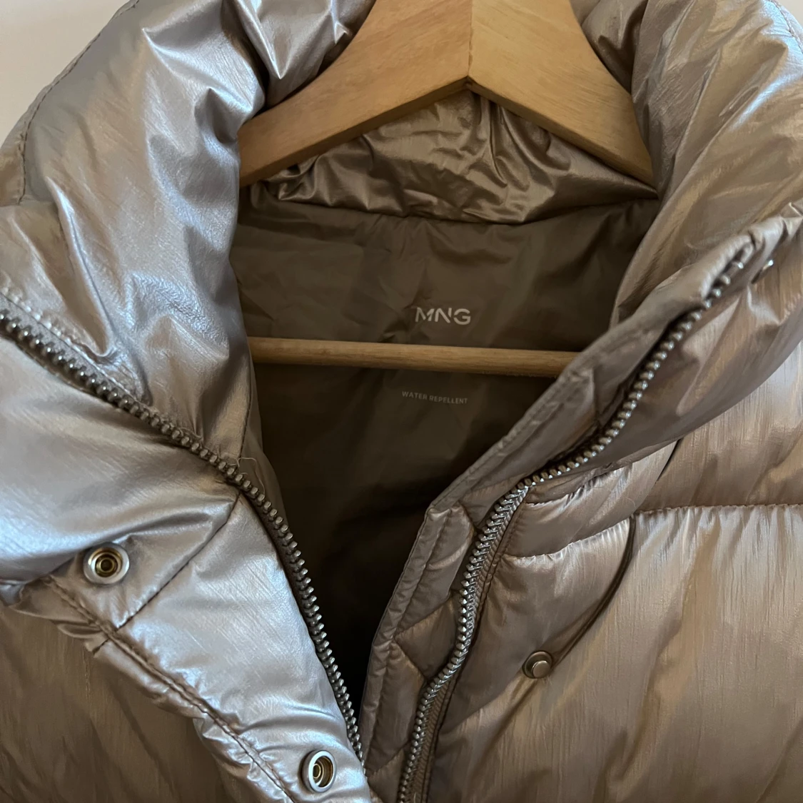 Silverfärgad pufferjacka från MNG - 91