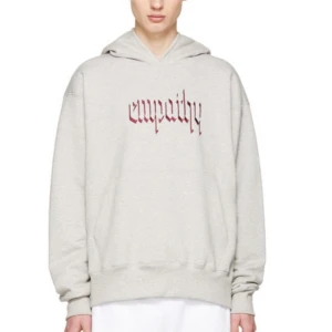 Grå hoodie - Snygg grå hoodie från Resort Corps med texten 'empathy' broderat på bröstet. Använd några gånger. *OBS* Sitter kvar ett klädlarm                                                               Nypris: ~ 2000kr
