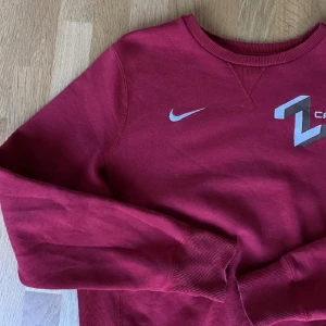 Vintage Röd sweatshirt från Nike - Sweatshirt från nike i hyfsat skick- skulle säga att den passa som en M.