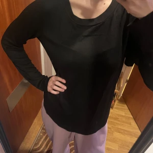 Svart långärmad tröja från Gina Tricot - Säljer en stilren svart långärmad tröja från Gina Tricot. Perfekt basplagg för alla tillfällen. Tröjan har en rund halsringning och är gjord i ett mjukt material.