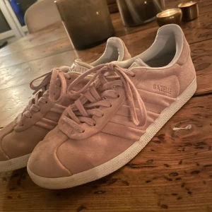 Rosa Adidas Gazelle sneakers - Snygga rosa Adidas Gazelle sneakers i mocka med klassisk design och snörning. Färgen heter rose 🌹 och kan tyvärr inte använda dom längre för dom passar inte men skit snygga adidas, storlek 38.