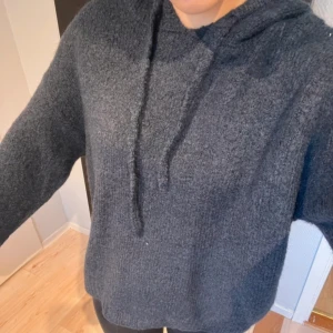 stickad hoodie gina - Använd 1 gång. 