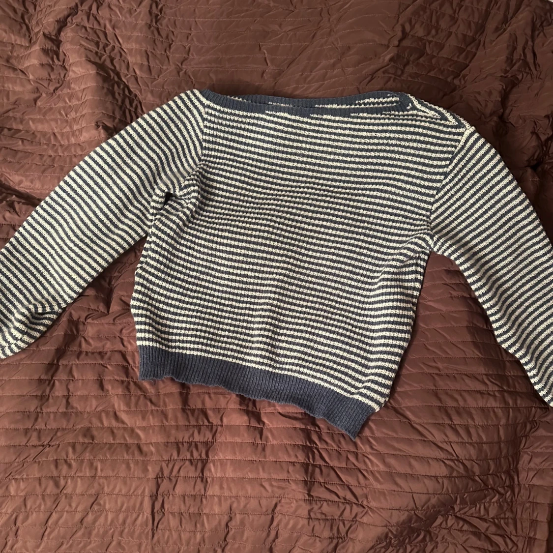 Randig offshoulder tröja i blått och vitt - 90